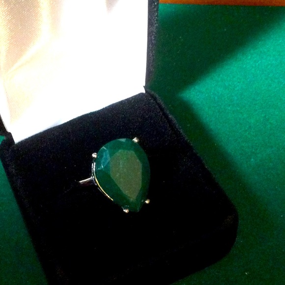 Exquisite Genuine Emerald Ring - Picture 11 of 11